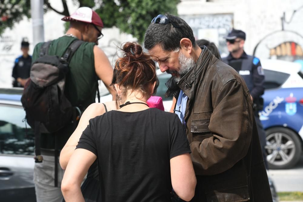 Unas 300 personas protestan en apoyo de los okupas, a los que el Concello impidió el paso a las naves