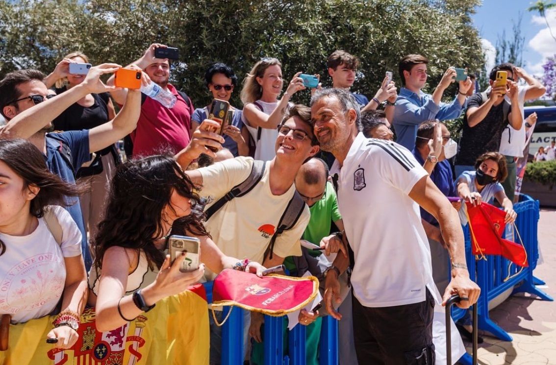 Luis Enrique se hace una foto con los aficionados a la llegada del equipo a Sevilla.