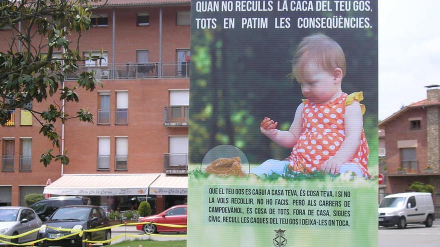 El cartell que hi ha a la plaça de la Mainada de Campdevànol · Jordi Remolins