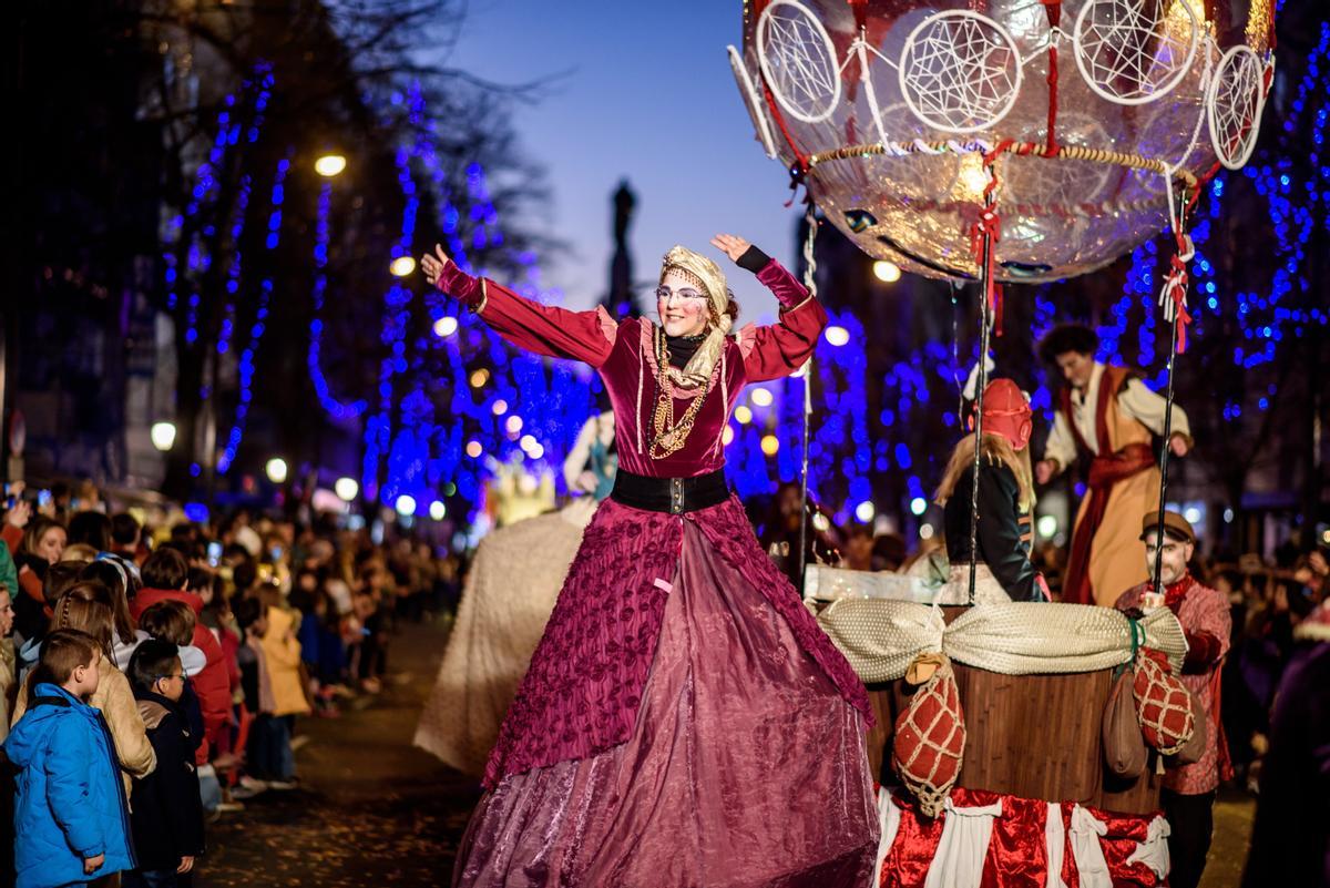 La tradicional cabalgata de Reyes vuelve a congregar a miles de niños junto a sus familias este jueves en las calles de Bilbao. 