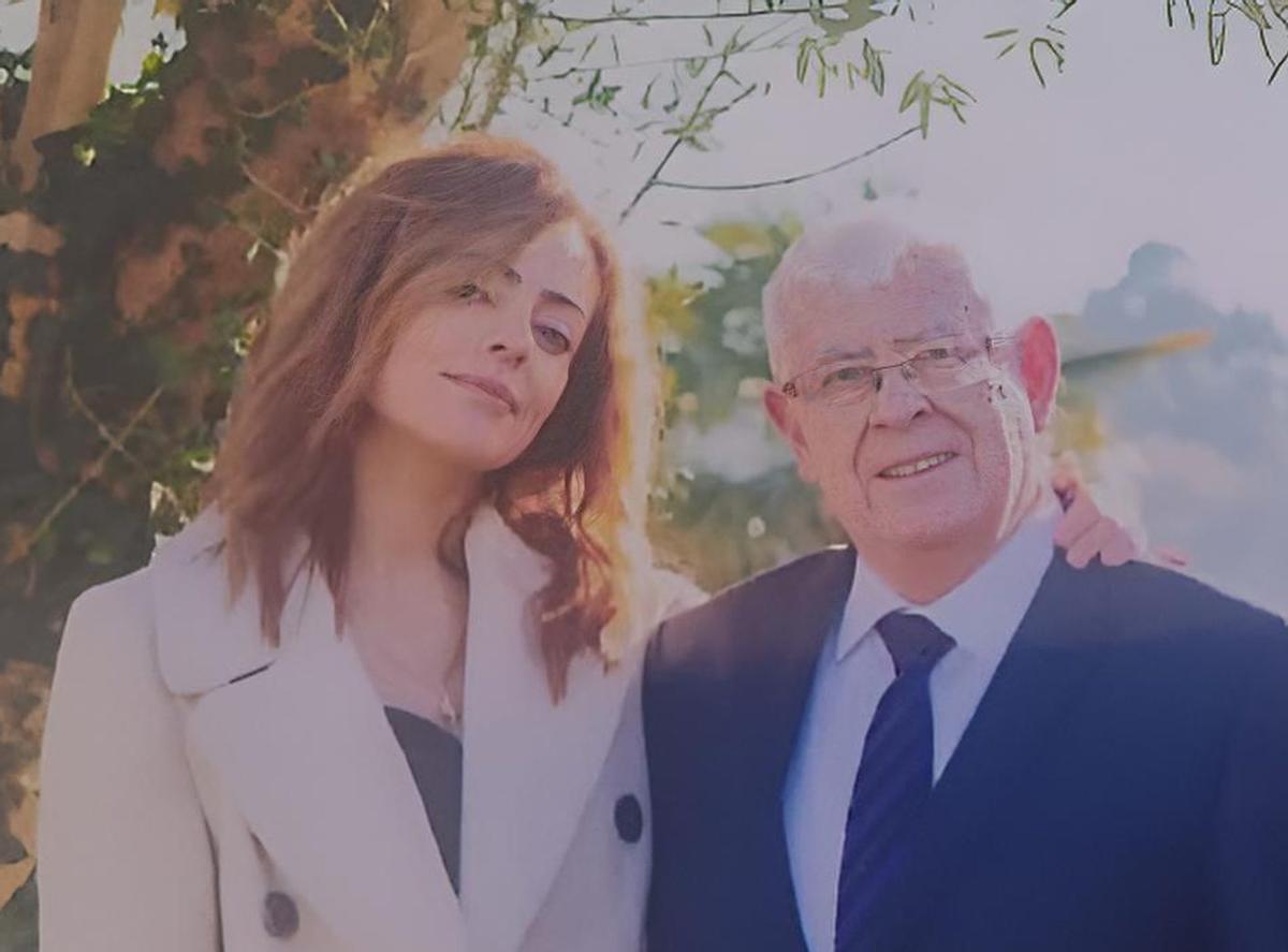 Marián y Javier posan juntos en un evento familiar.  |