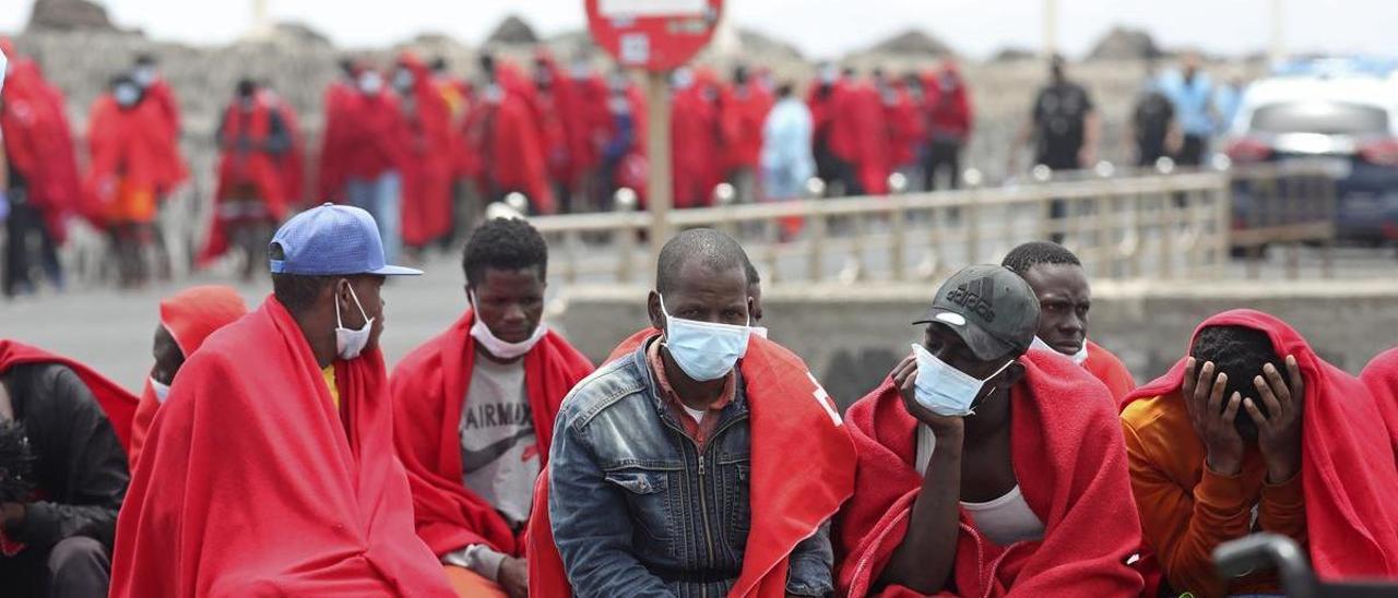 Migrantes rescatados por Salvamento Marítimo cerca de Lanzarote a bordo de una neumática rajada.