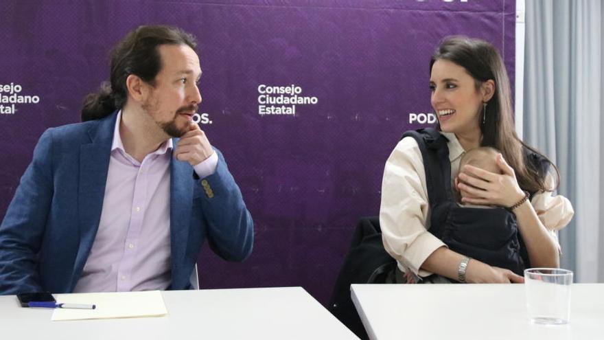 El líder de Podem i vicepresident del govern espanyol, Pablo Iglesias, amb la ministra d&#039;Igualtat, Irene Montero que porta la seva filla a coll al Consell Ciutadà Estatal, el 17 de gener del 2020