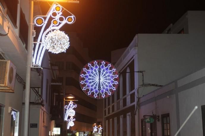 Las primeras luces de Navidad iluminan Arrecife