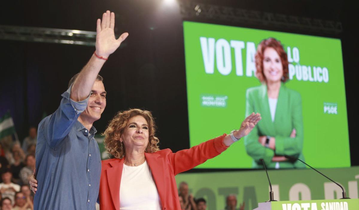 Pedro Sánchez i María Jesús Montero saluden els assistents al míting de Granada de dimecres. | EVA ERCOLANESE / PSOE