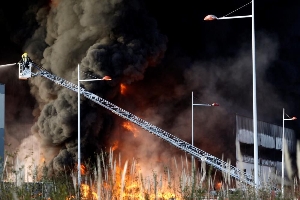 Incendio en una nave industrial de Narón.