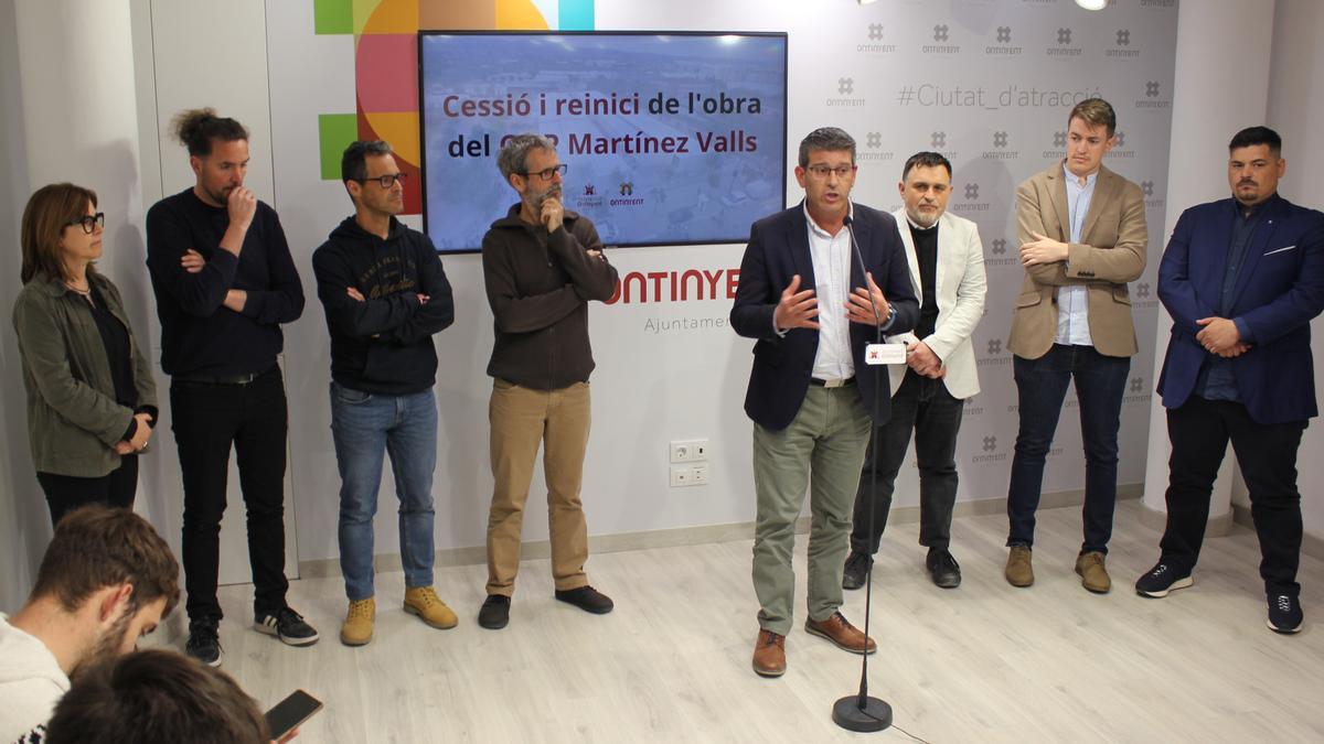 El alcalde de Ontinyent, junto a otros representantes municipales, del Martínez Valls y de la empresa ATG.