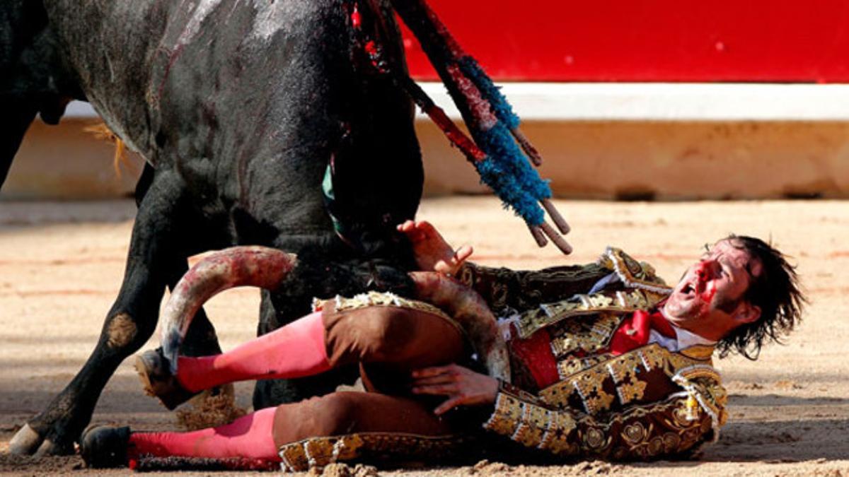 El torero Juan José Padilla recibe una fuerte cornada.