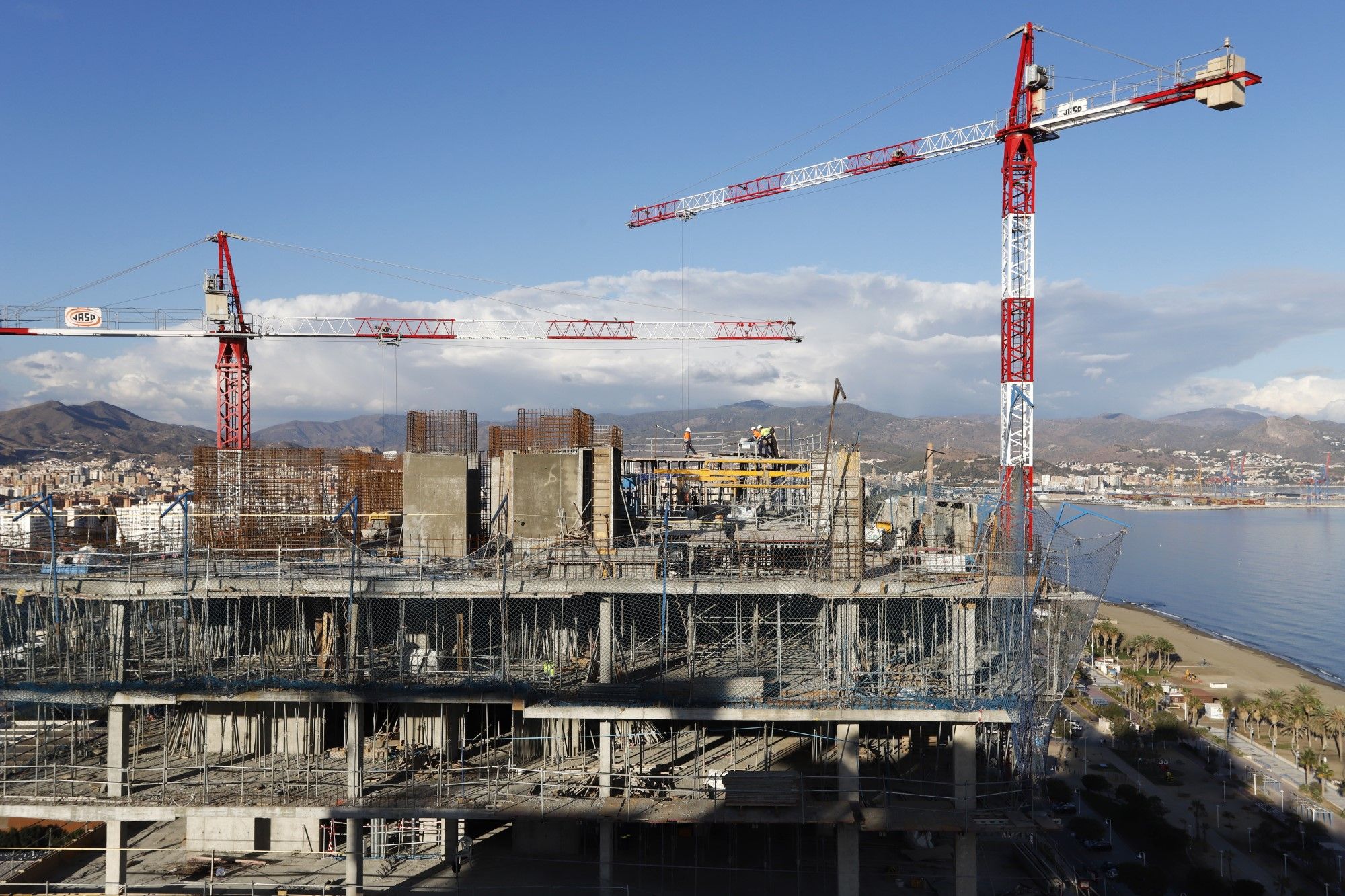 Sierra Blanca Estates celebra la puesta de la bandera en el edificio central de las 'Málaga Towers'