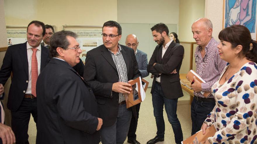 Óscar Hernández (izq), Juan Acosta, Adrián Mendoza, Antonio Morales, Raúl Martel, Benedicto Caballero y Minerva Alonso en la asamblea de Ecoaga.