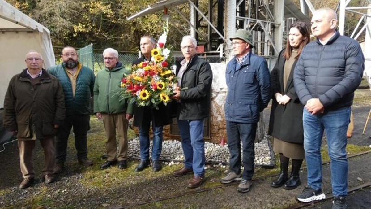 José Luis Cabo, cronista oficial de Riosa; Monchu Arnaldo, presidente de la Peña El Cañu; José Luis Alonso, huérfano de la minería; Mino Garcia, alcalde de Morcín; Roberto Alvarez, alcalde Riosa; Lito Fernández, huérfano de la minería; Laura Cabo, presidenta de la asociación Los Tres Valles; y Fernando Delgado, cronista de Morcín; durante la ofrenda floral .