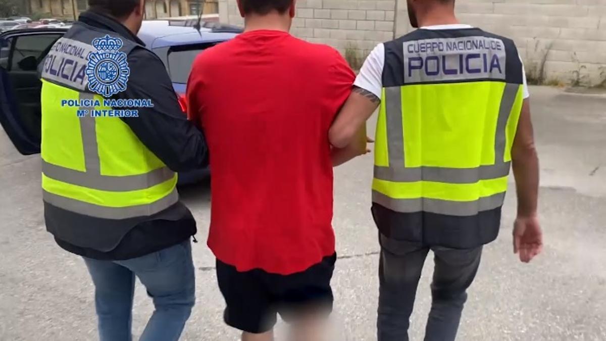 Agentes de la Policía Nacional trasladando al detenido por el crimen de Tatiana a sede judicial.