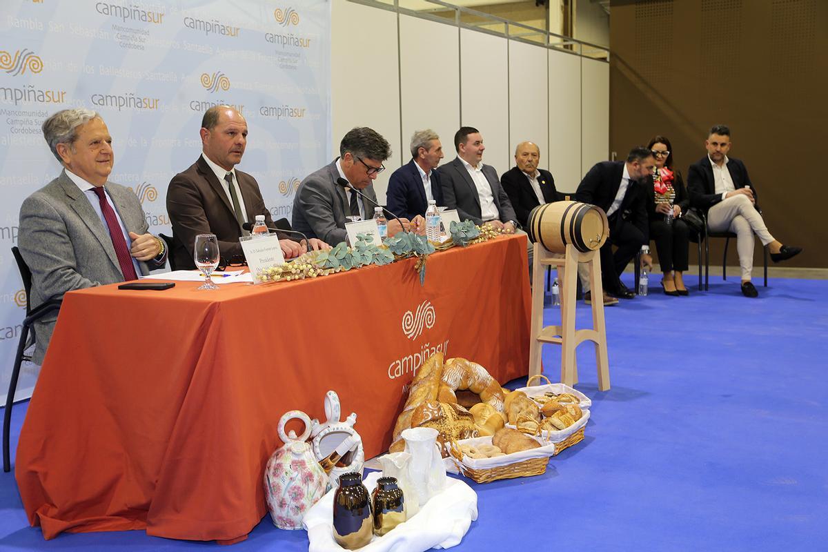 Autoridades y representantes de las instituciones, durante el acto.