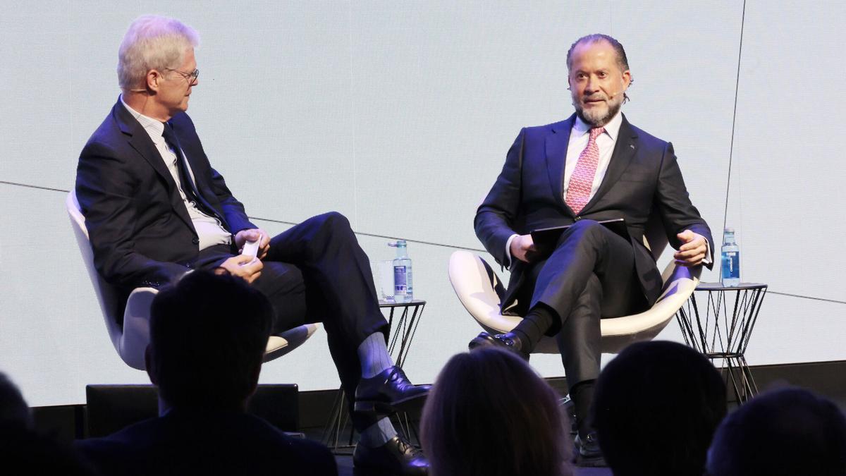 De izquierda a derecha, Martí Saballs, director de Información Económica de Prensa Ibérica, y Juan Carlos Escotet, presidente de Abanca.