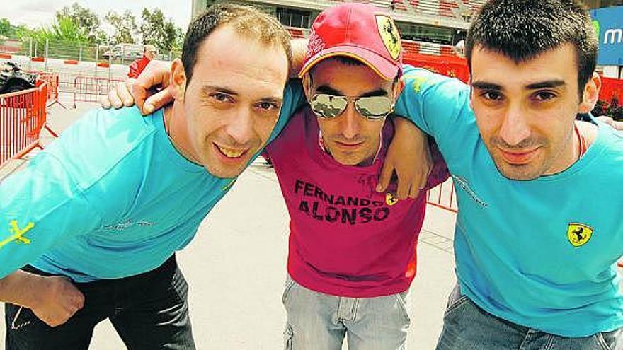 David Acero, Christian Ortega y Steven Ortega, con las nuevas camisetas de Ferrari.