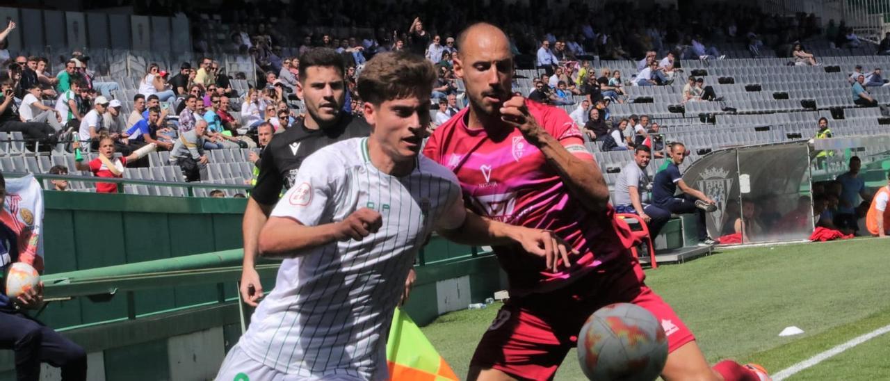 Lance del pasado choque entre el Córdoba CF B y el Antoniano en El Arcángel.