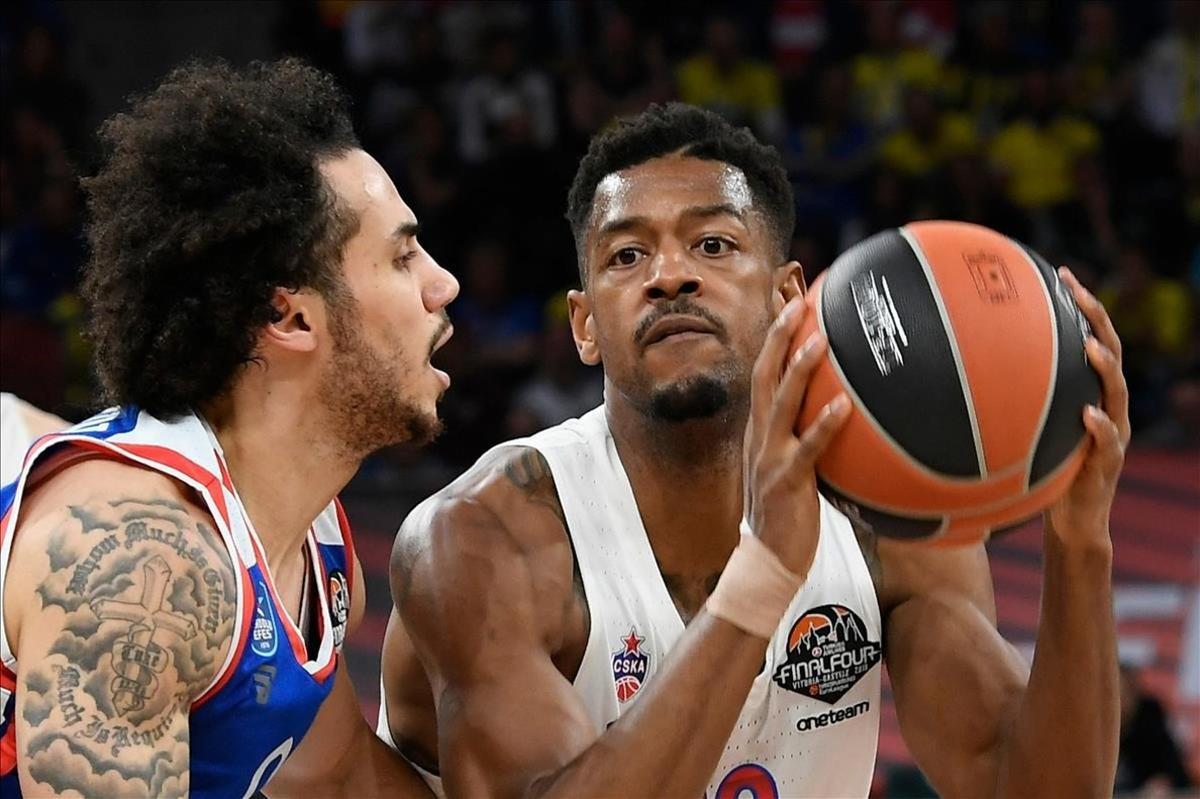 lmendiola48913726 anadolu efes  us guard shane larkin  l  challenges cska mosc190703120803