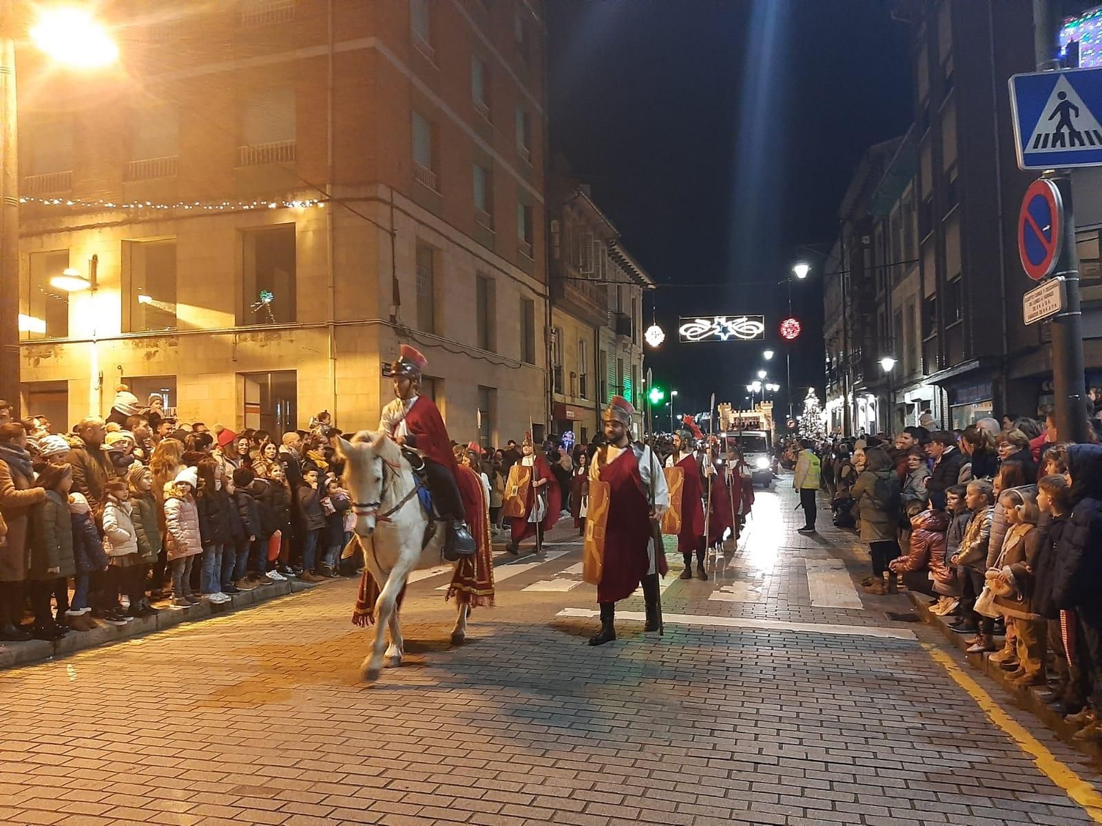 Los Reyes, en dromedario en la Pola: así ha sido la cabalgata de la capital sierense