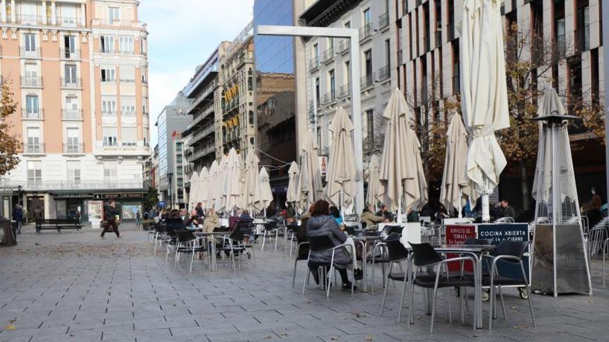 La terraza de la plaza España es una de las más cotizadas de la capital aragonesa.  | ÁNGEL DE CASTRO