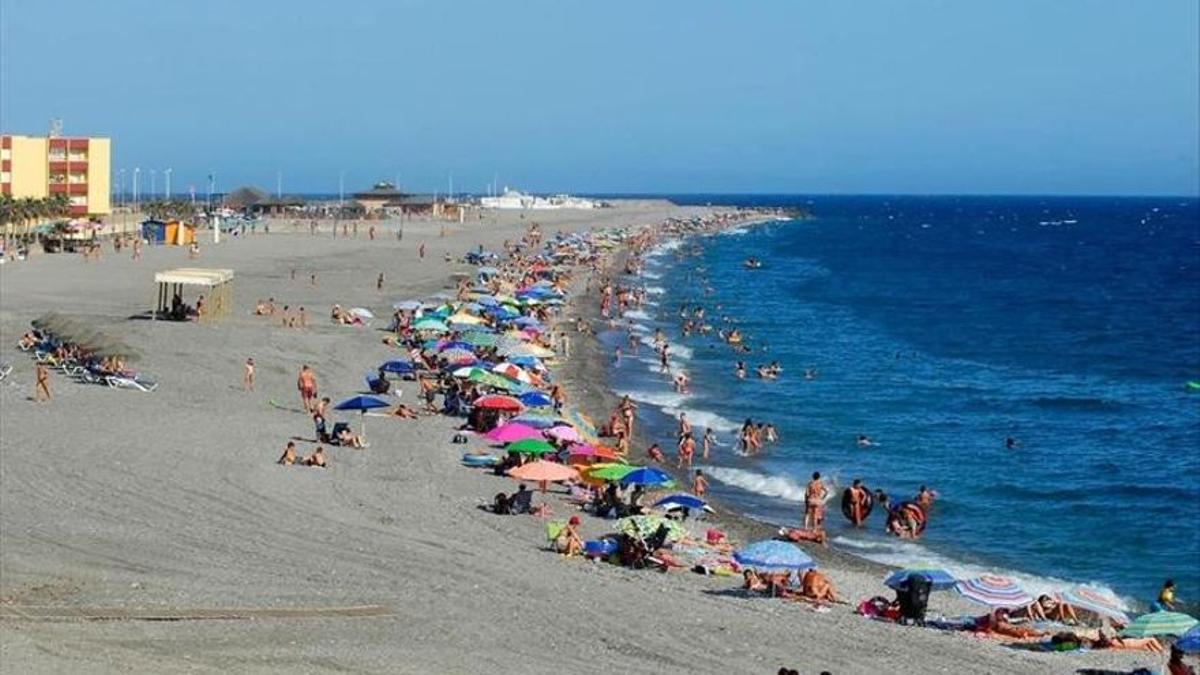 Imagen de archivo de una playa con turistas.