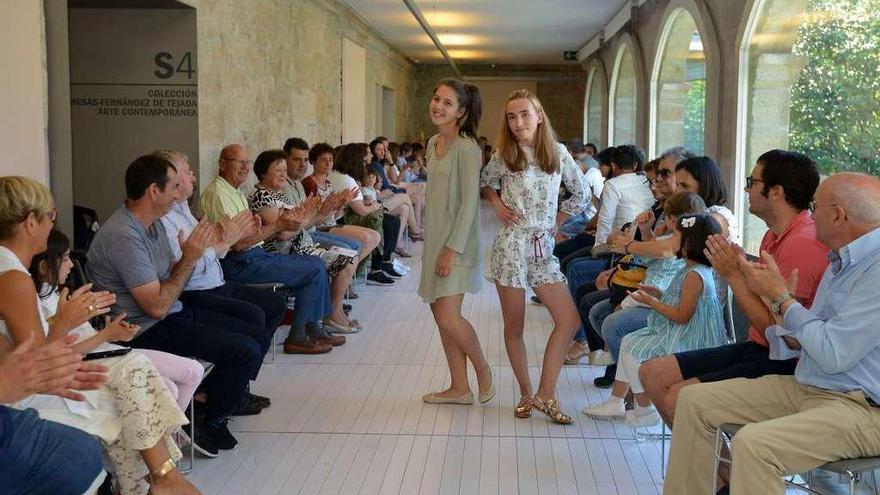 Dos &quot;modelos&quot; durante el desfile por el claustro del Sarmiento.  // Gustavo Santos