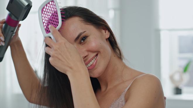 Mujer secándose el cabello