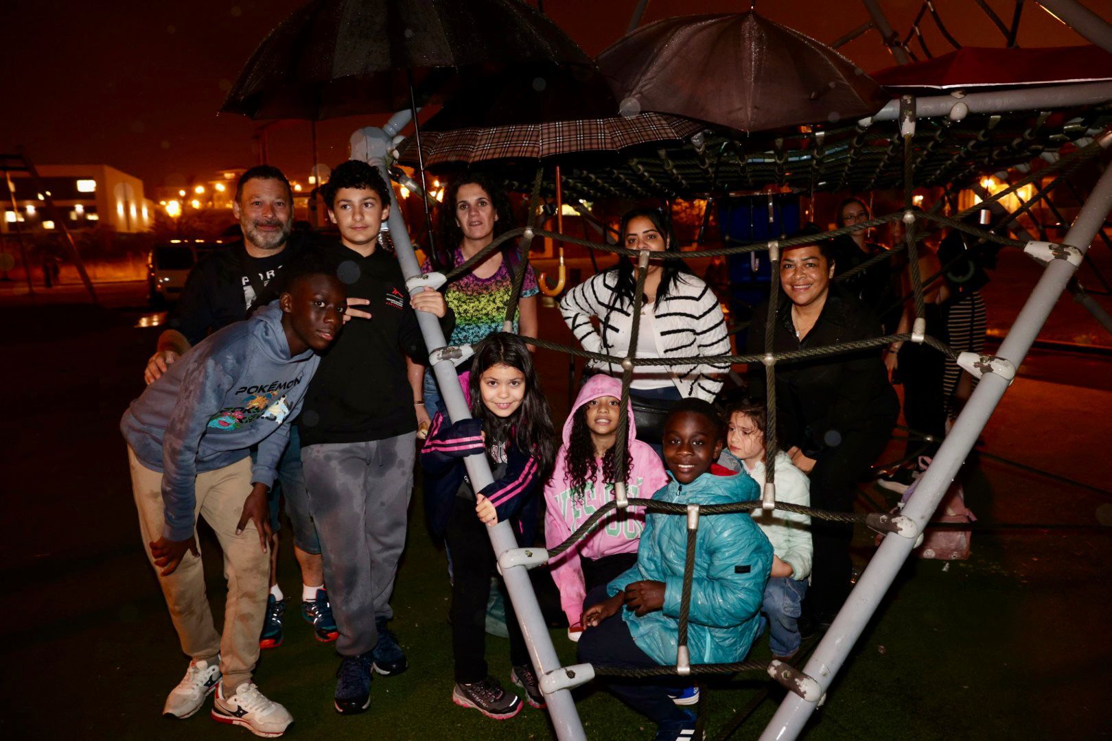 EN IMÁGENES: Así se vivieron unos fuegos de San Mateo bajo la lluvia en Oviedo