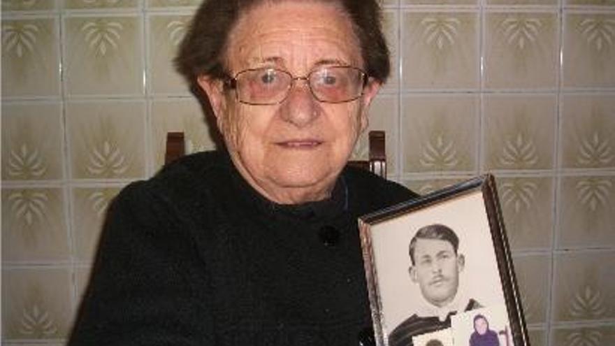 Antonia Valls, con el retrato de su padre fusilado en 1938, en su casa de Borriol, ayer.