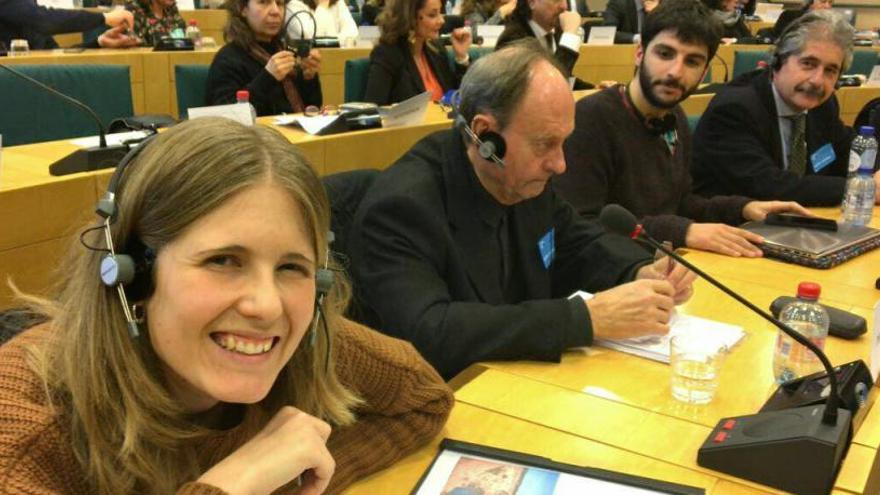 La edil Marta Guillén, junto a Bob Houliston, Karlos Bernabé y Antonio Cerdán, de Claro, en su intervención en la eurocámara