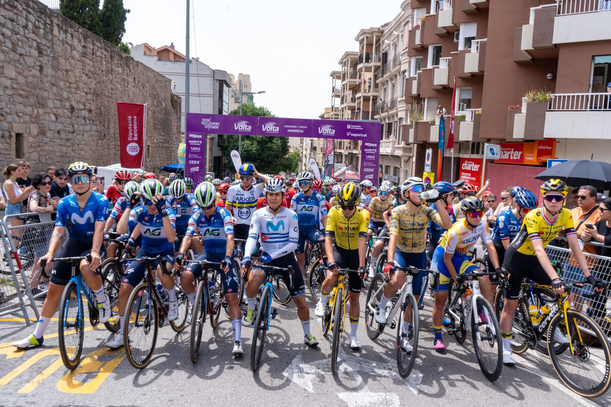 Les millors fotos del pas per Manresa de la Volta a Catalunya femenina