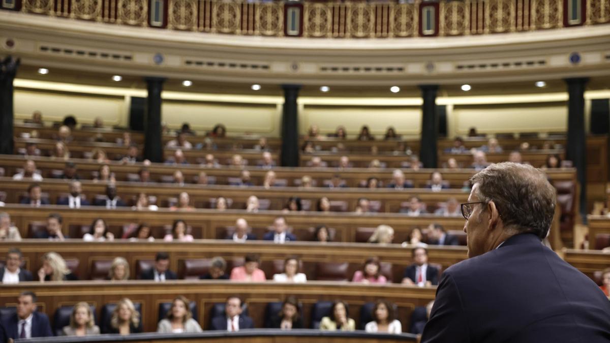 Alberto Núñez Feijóo, d'esquenes, al Congrés dels Diputats aquest divendres 29 de setembre