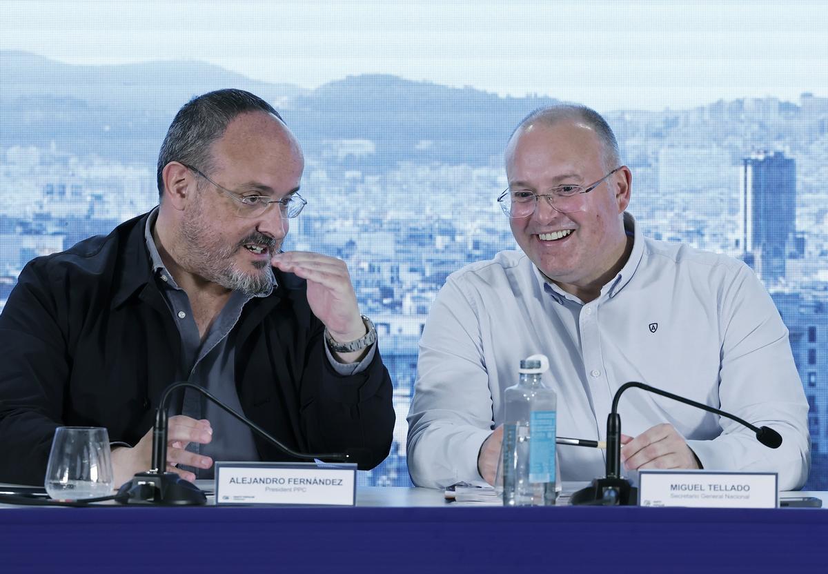 El líder del PP catalán, Alejandro Fernández, y el secretario general de los populares, Miguel Tellado.