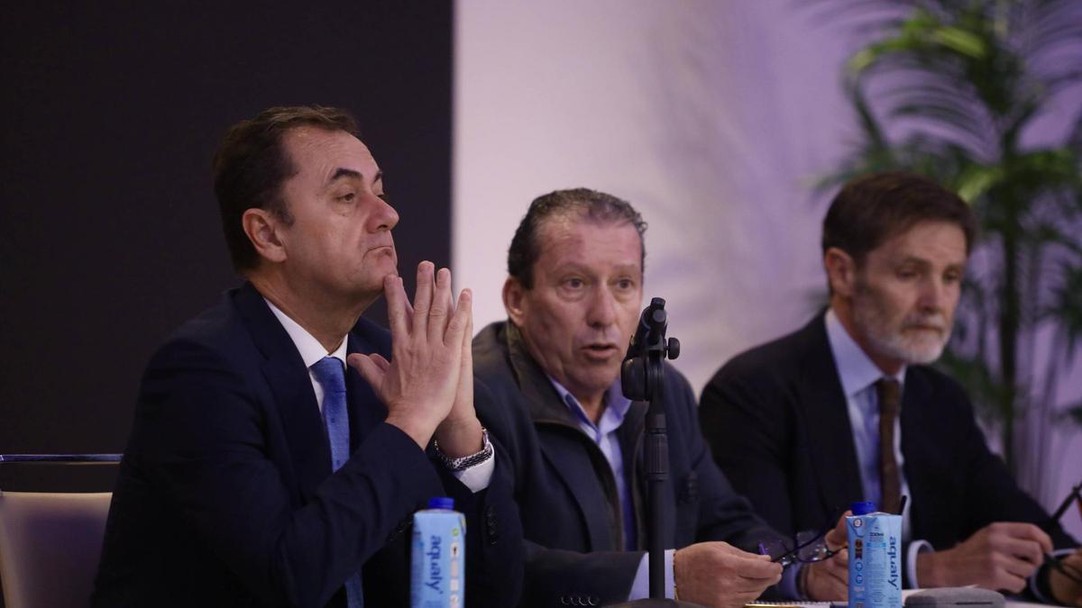 José María Muñoz, este jueves, junto a sus abogados en Uppery Club.