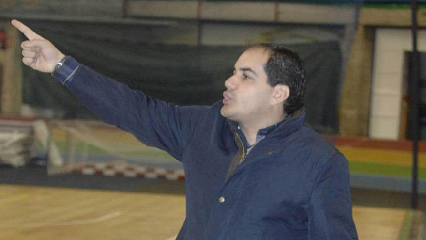 Aguirregabiria da órdenes a sus jugadores desde la banda, en el Palacio de los Deportes. / víctor echave
