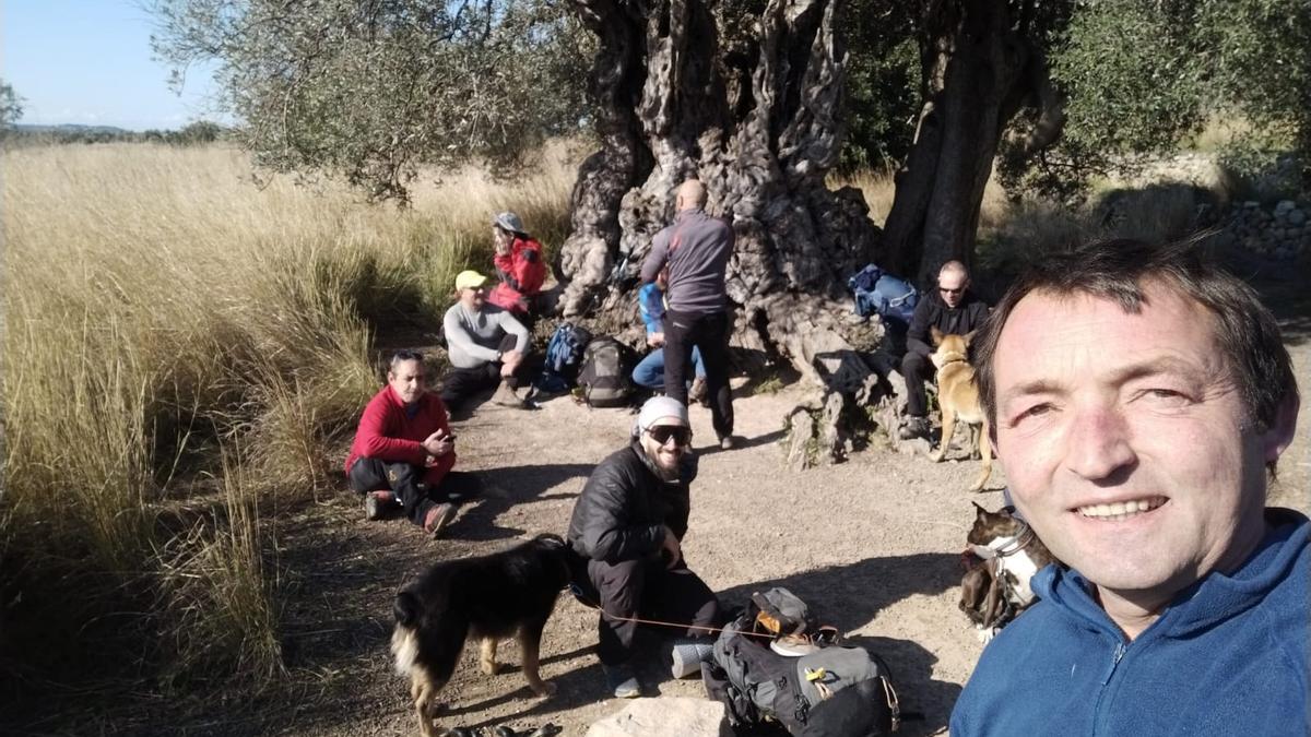 Miembros del Centre Excursionista de Xàbia en la Olivera Mil.lenària