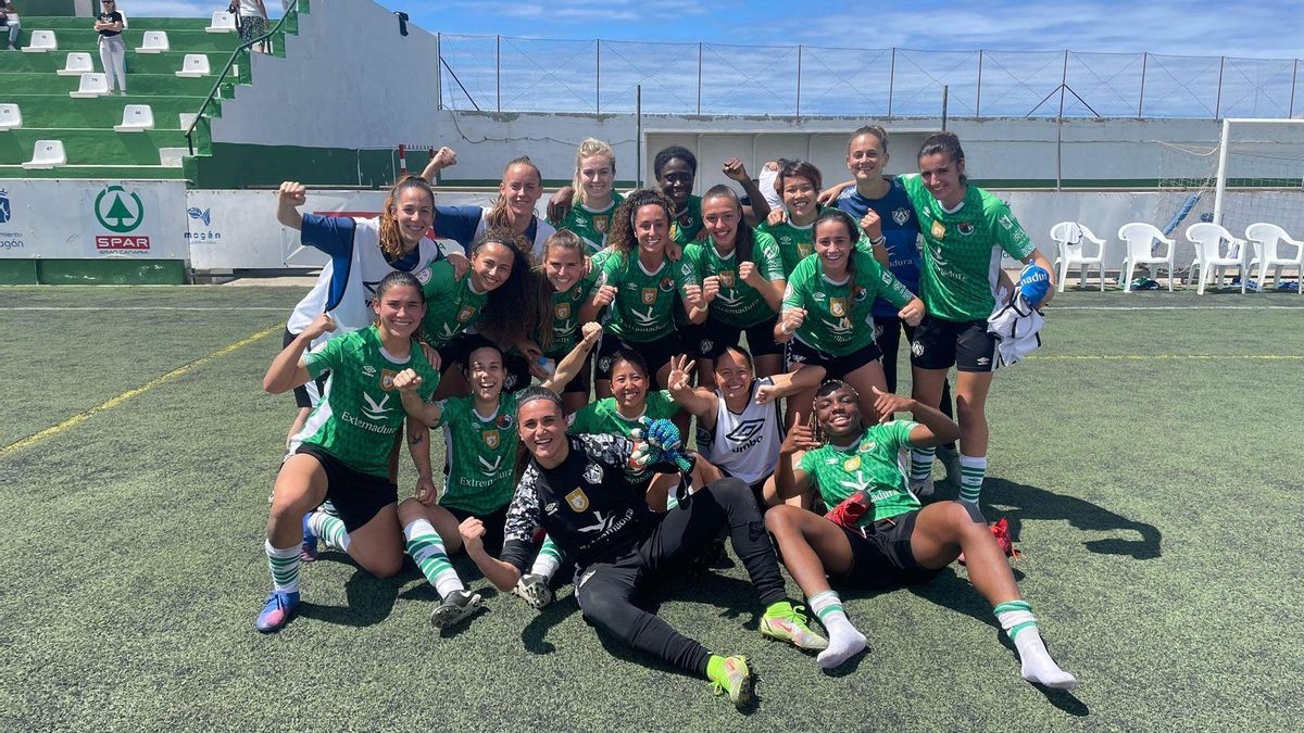 Las jugadoras del Cacereño Femenino, felices tras sumar tres puntos más ante el Femarguín.