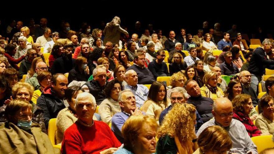 Público en el Auditorio de O Grove, el pasado fin de semana.   | //  ABELLA