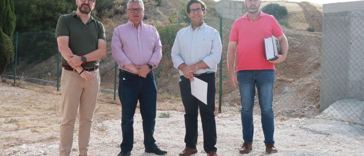 Recepción de las obras por parte del alcalde de Puente Genil (segundo por la izquierda).