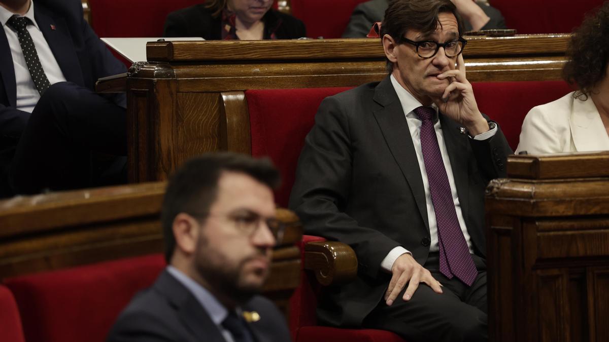 El líder del PSC, Salvador Illa, en el Parlament, mirando al 'president' Pere Aragonès durante un pleno