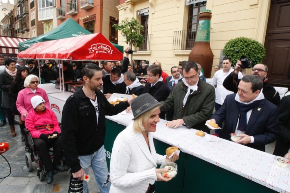 Reparto de pasteles de carne en la plaza del Romea