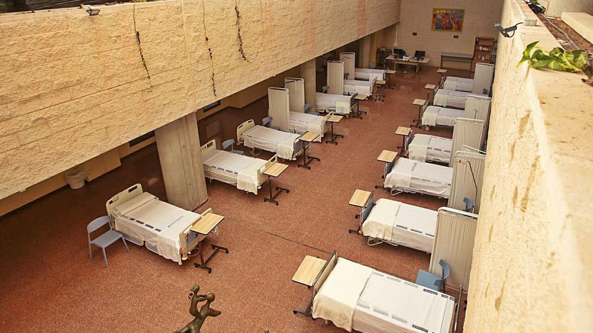Vestíbulo del Hospital de Sant Joan de Alicante, ocupado con camas. | LEVANTE-EMV