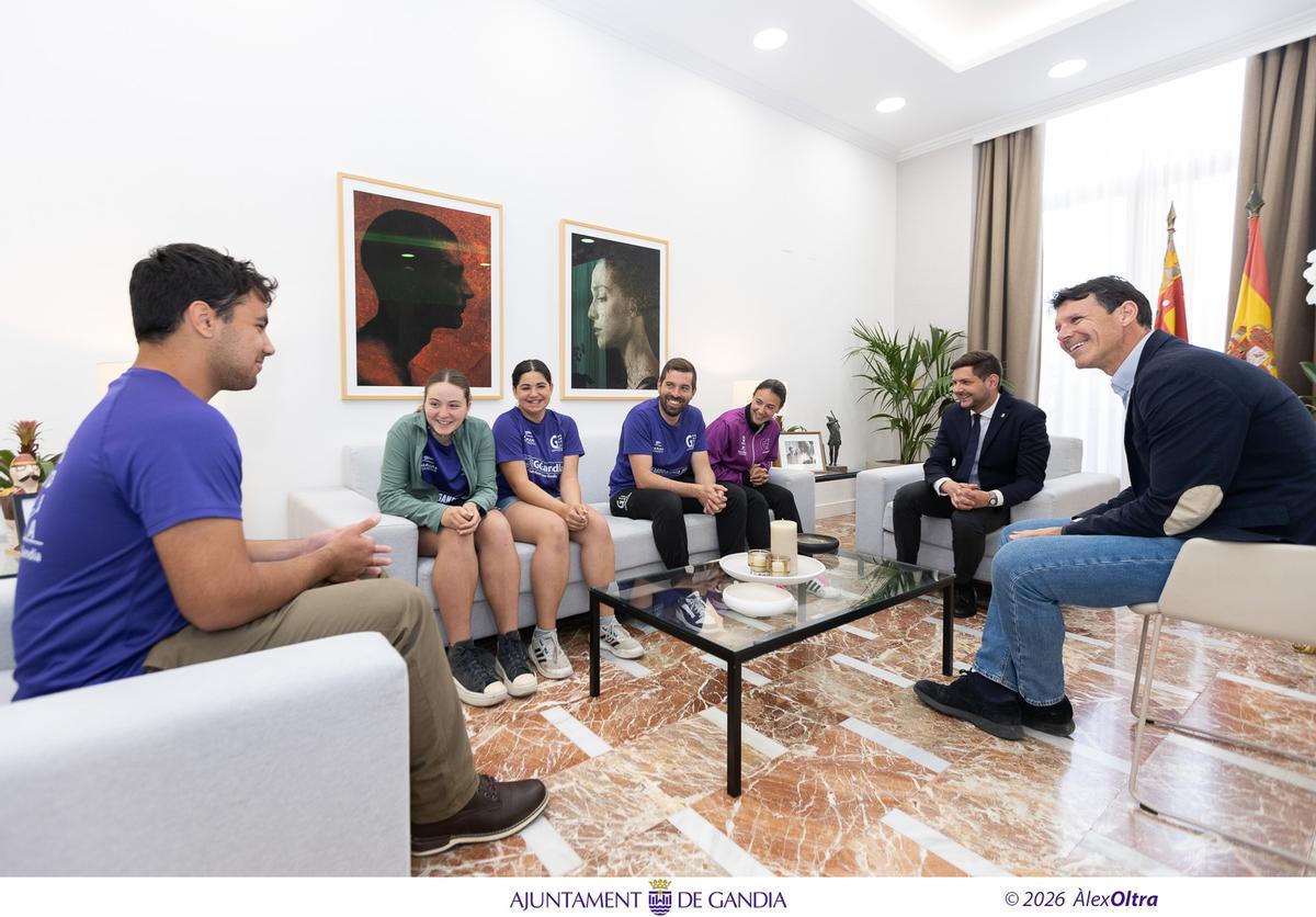 Un momento de la recepción de las autoridades a los deportistas del Club Rem Grau Gandia