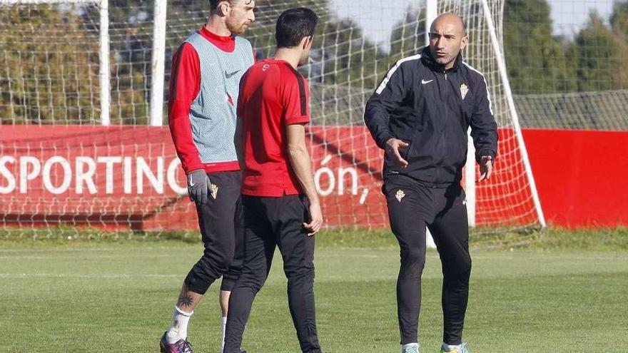 Abelardo refuerza el trabajo defensivo y hace un aparte con Amorebieta