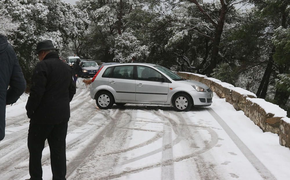 Las primeras nevadas llegan al Puerto del León, en los Montes de Málaga, que se sitúa a 900 metros de altura