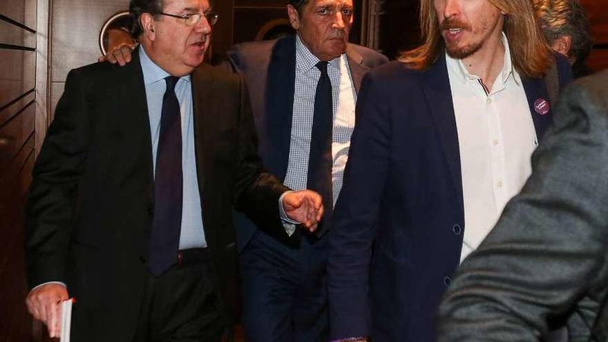 En la imagen, Herrera; el consejero de Sanidad, Antonio María Sáez Aguado y el líder de Podemos.