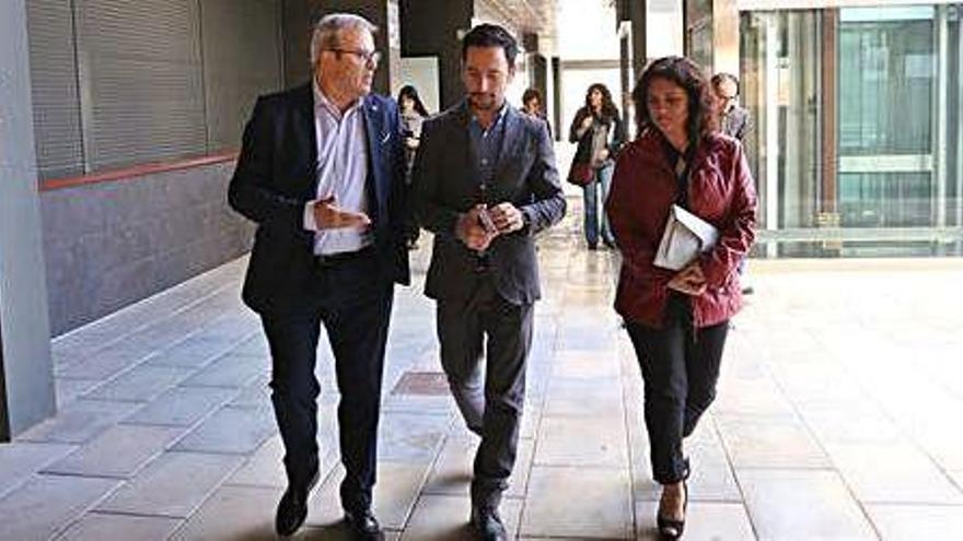 El presidente, Vicent Torres, el alcalde de Vila, Rafa Ruiz y la consellera Pepa Marí, en el Cetis.