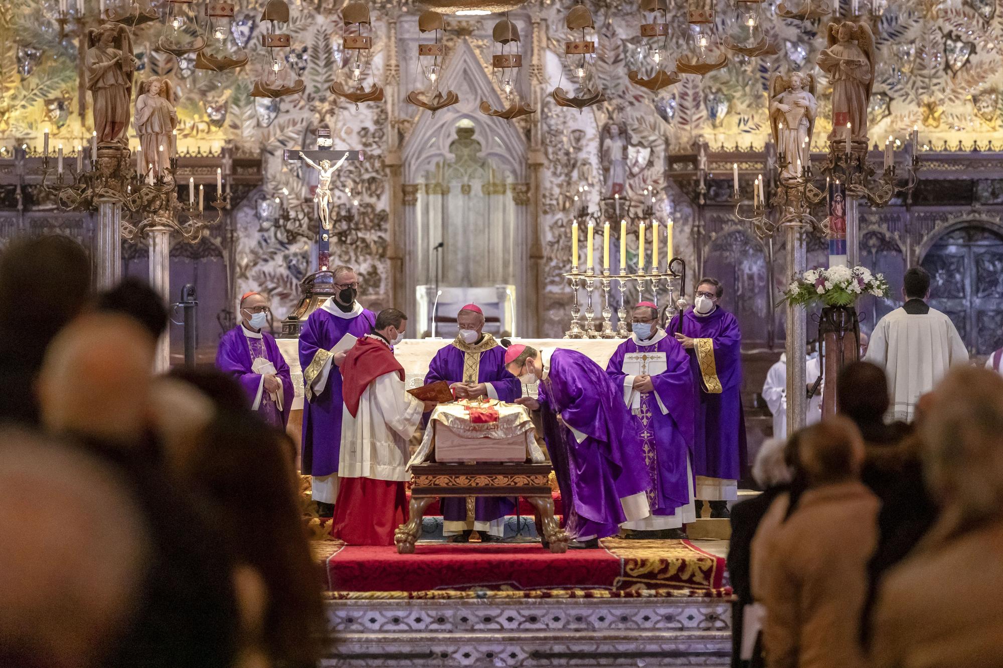 Mas de 1.200 personas abarrotan la seu para dar el último adiós al obispo Toni Vadell