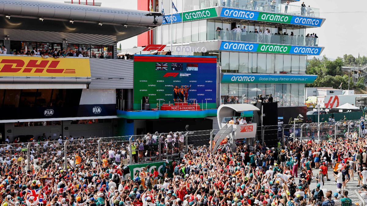 La afición ha invadido la pista al final del Gran Premio como ya es habitual en Barcelona