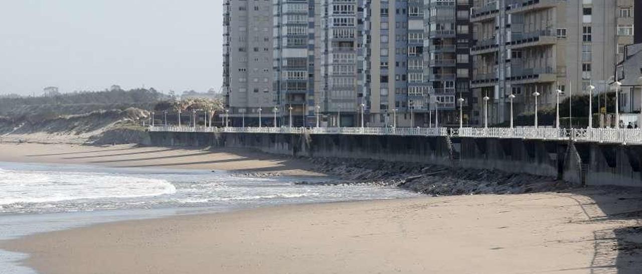 La playa de Salinas, ayer.