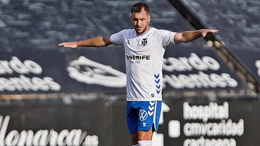 Valentín Vada, marcando una jugada durante el partido de ayer.